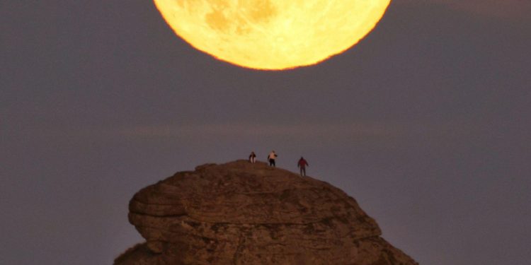 Luna se îndepărtează de Pământ: ce se va schimba