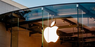 Ochelarii inteligenți Apple, întârziați de temeri privind confidențialitatea