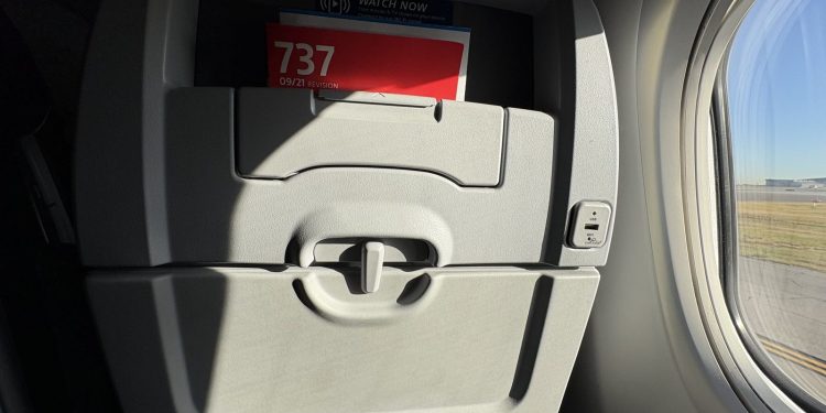 American Airlines readuce ecranele în scaune și extinde clasa premium