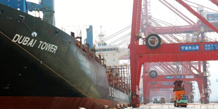 China lansează prima cursă maritimă regulată spre Europa prin Arctica