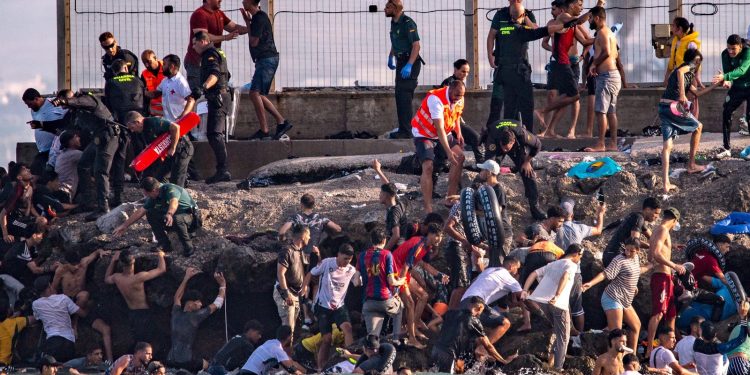 Italia suspendă Schengen cu Spania după criza din Ceuta