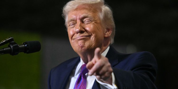 Trump vinde acces rapid la postările sale pentru 100.000 de dolari pe lună